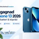 Blå iPhone 13 visad framifrån och bakifrån