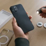 Begagnad iPhone 14 kontrolleras för skick, batteri och tillbehör
