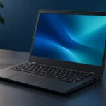 Begagnad Lenovo ThinkPad T14 med röd TrackPoint på ett skrivbord